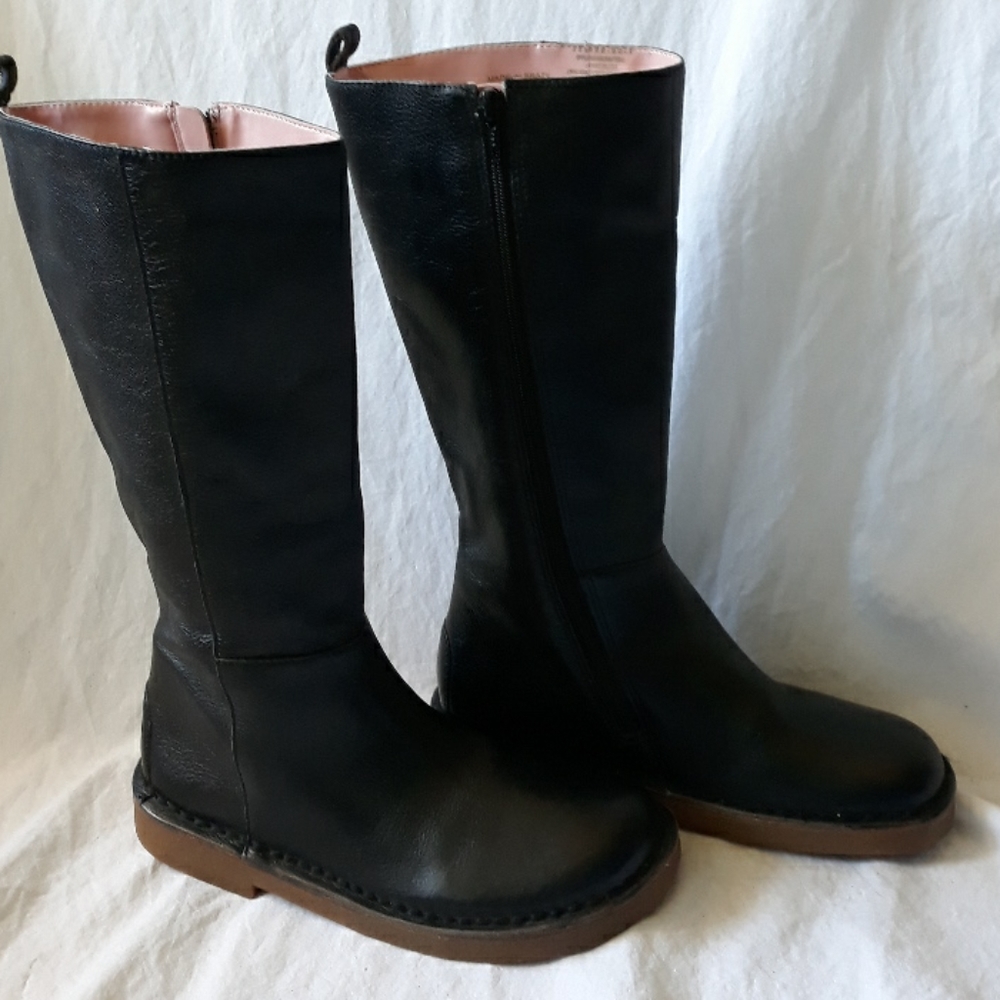 GAP Black Boots Sleek Design